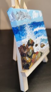 Olas rompiendo sobre rocas